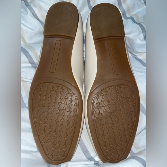 Adrienne Vittadini cream & tan flats with Gold & Cream Design on top Sz 8.5 - Picture 7 of 8